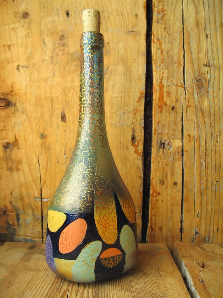 Dekore edilmiş boyalı şarap şişesi