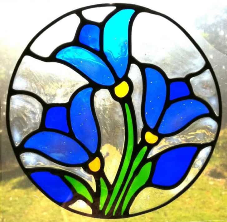 Mavi çiçekli yanlış vitray pencere